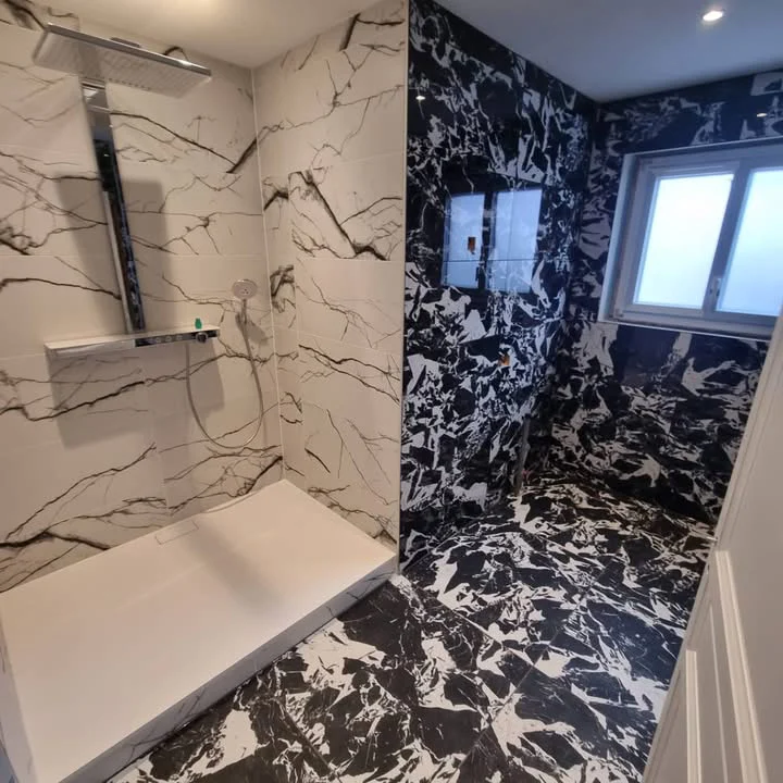 Salle de bains, contraste marbre — réalisation BTC Carrelage