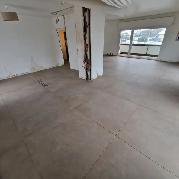 Rénovation du sol d’un appartement à Cranves-Sales en carreaux 120 × 120 cm, vue 2