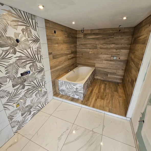 Création de salle de bains à Lucinges : bois et décor végétal