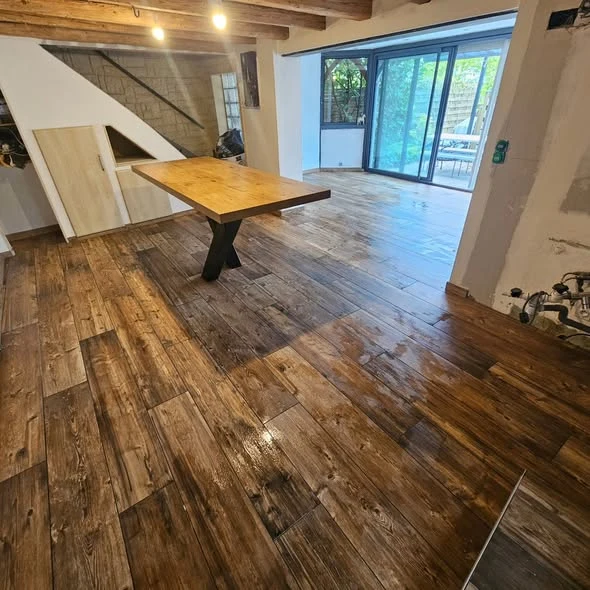 Rénovation du séjour et de la cuisine à Lucinges en carrelage imitation bois