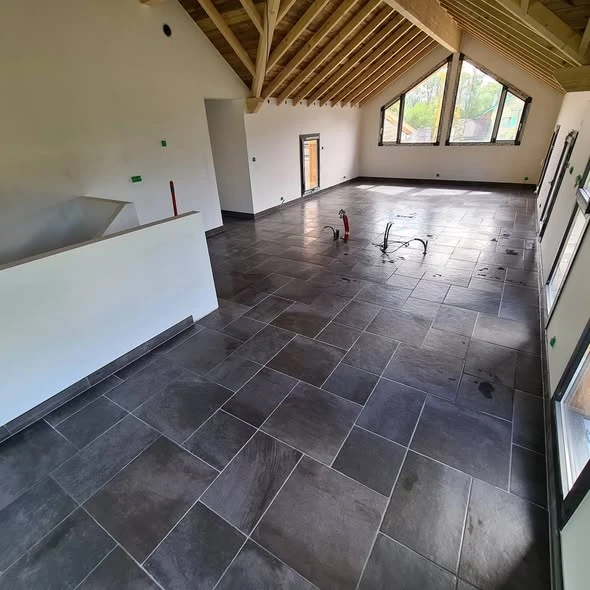 Carrelage en trois formats sur chape dans le séjour et la cuisine à Saint-Pierre-en-Faucigny, vue 2
