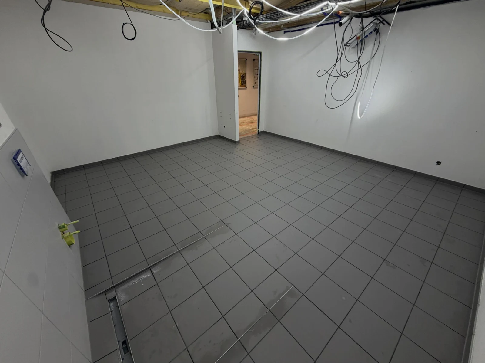 Vestiaires des pompiers, chantier Arrache : carrelage gris 30 × 30 cm au sol et faïence murale